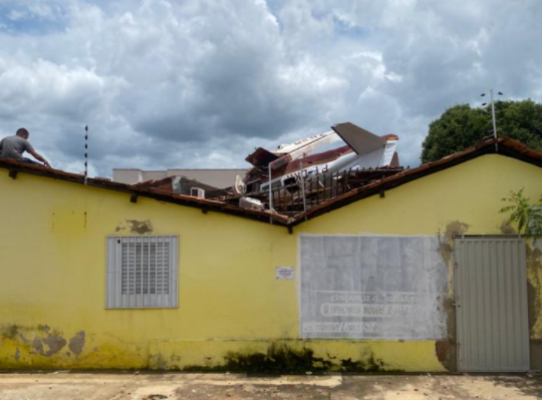 Não há relato de moradores feridos pela queda da aeronave.