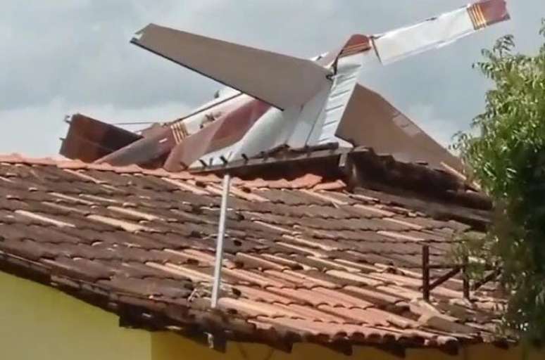 Um avião de pequeno porte caiu na tarde desta quarta-feira, 23, em cima de duas casas em Balsas, interior do Maranhão.