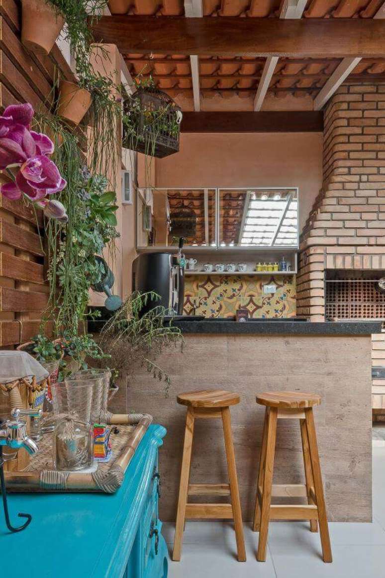 17. &Aacute;rea gourmet com churrasqueira e cobertura para pergolado de telha &ndash; Foto Kathia Pimmenta