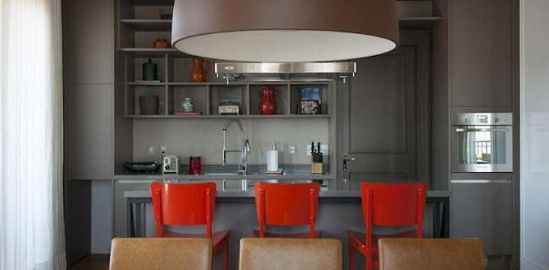 18. Arm&aacute;rio de cozinha retro cinza com bancada de granito e banquetas vermelhas &ndash; Foto Marina Linhares