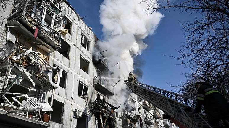 Bombeiros trabalham em prédio em Chuguiv