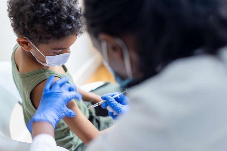 Enfermeira-aplicando-vacina-no-garotinho