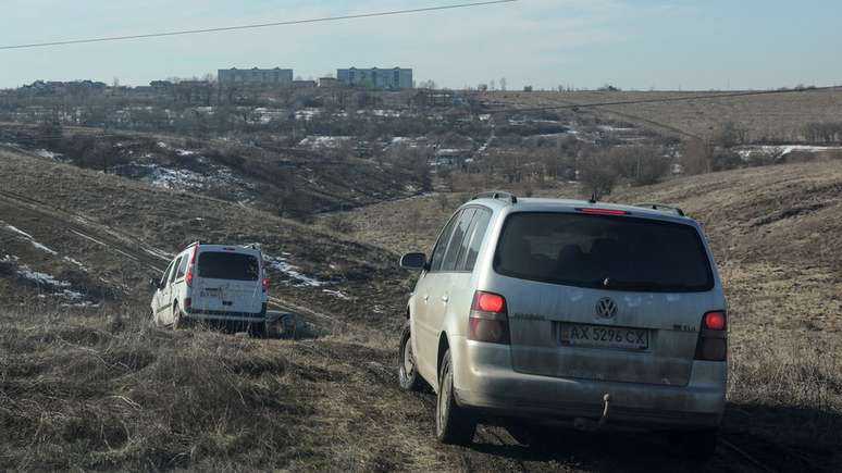 As pessoas atravessaram campos para deixar a cidade de Kharkiv