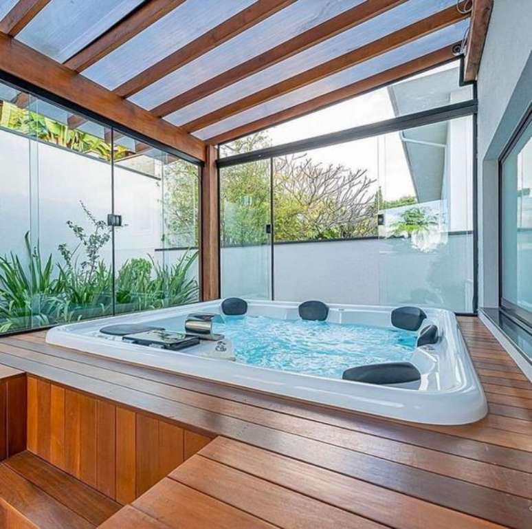 4. Jacuzzi externa no pergolado com cobertura de vidro &ndash; Foto Riolax