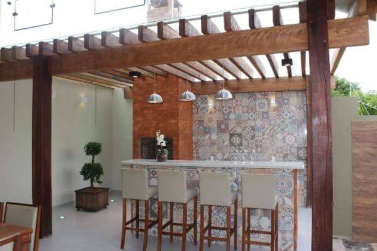 14. &Aacute;rea de churrasqueira pequena com cobertura para pergolado de vidro e madeira &ndash; Foto Bianca Monteiro