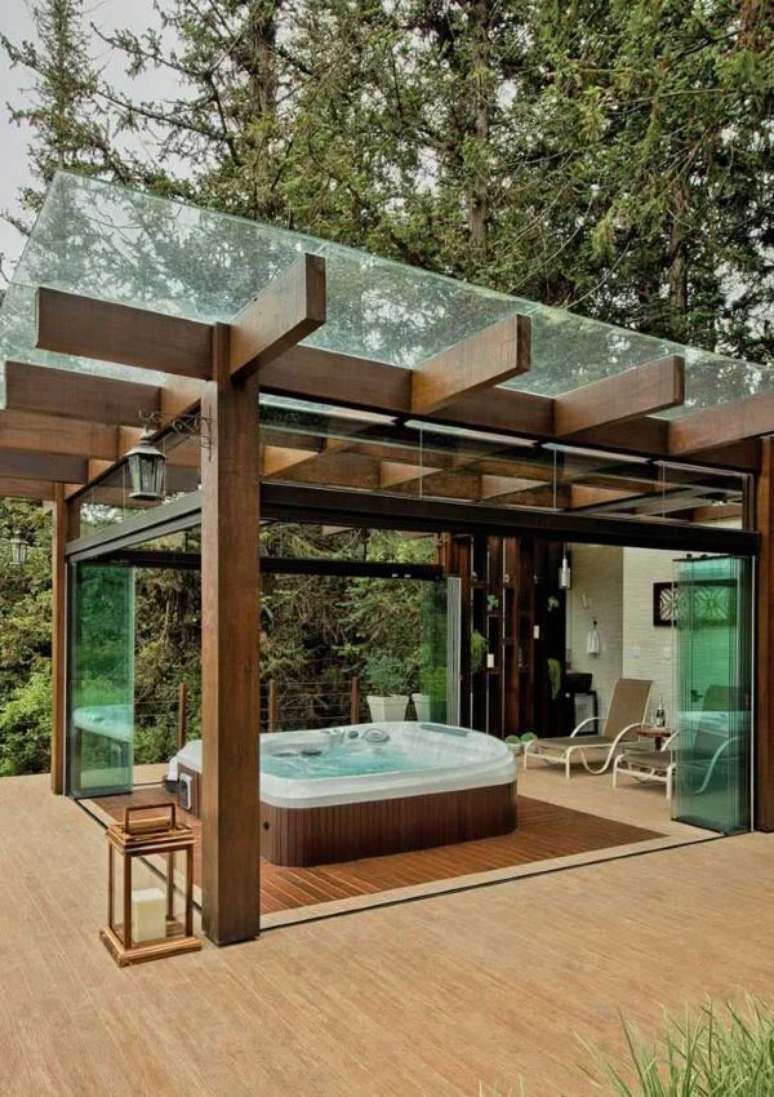 77. Jacuzzi externa no pergolado de vidro moderno &ndash; Foto Pinterest