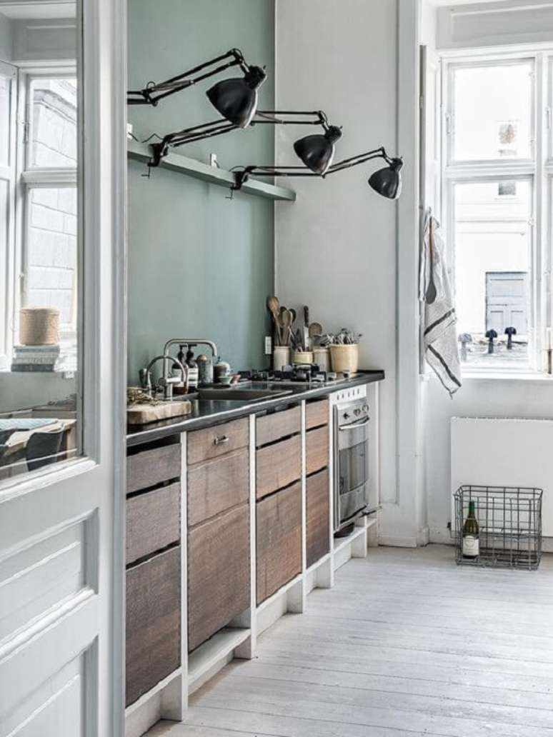 47. Cozinha com arm&aacute;rios de madeira e parede verde sage &ndash; Foto Aiayu