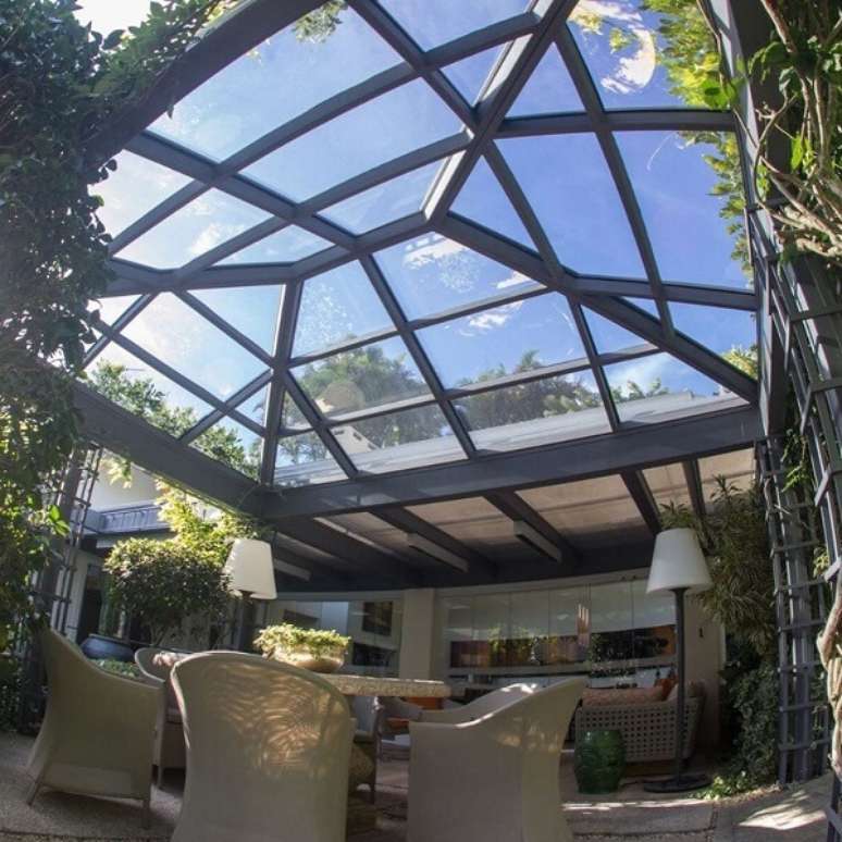 3. Pergolado de ferro com cobertura de vidro e moveis confort&aacute;veis &ndash; Foto Belas Artes Estruturas