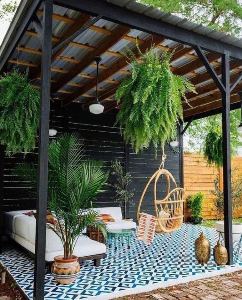 81. Cobertura para pergolado de ferro e madeira &ndash; Foto Dani Loucao