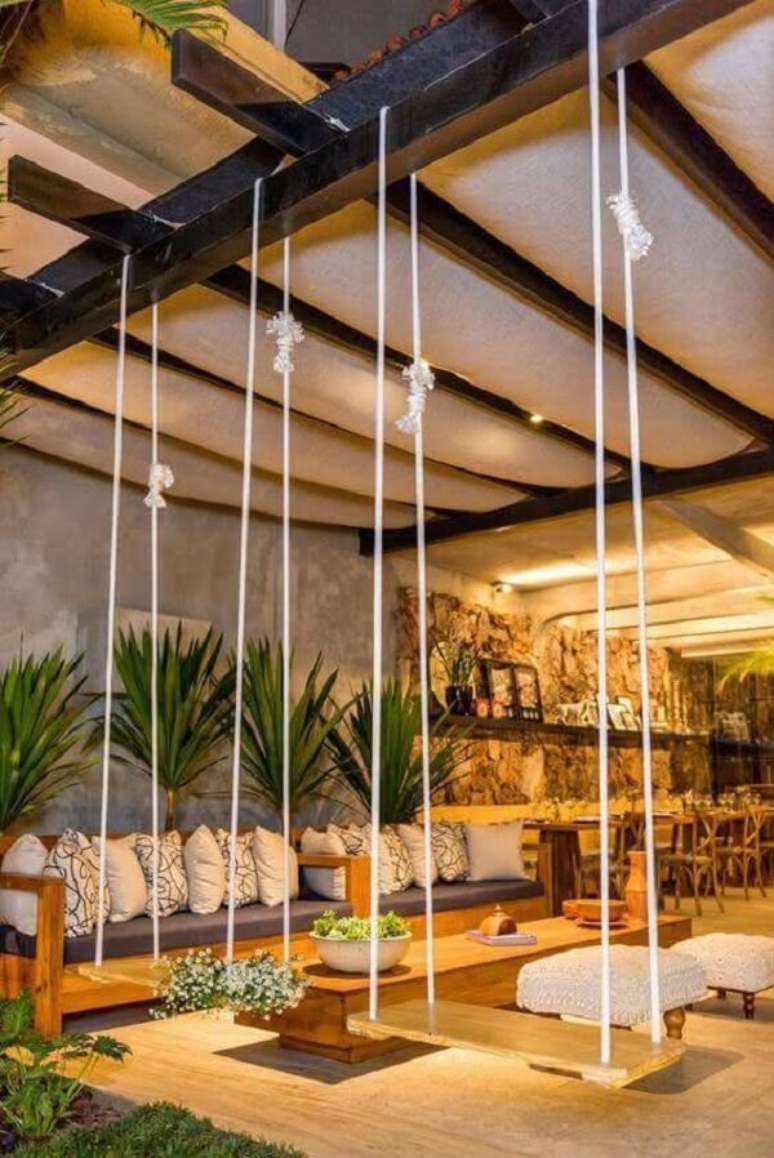 56. Pergolado de madeira moderno com lumin&aacute;ria de jardim no espa&ccedil;o &ndash; Foto LoveHappens Mag