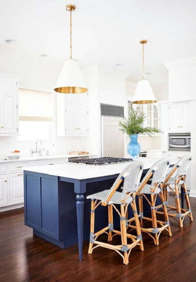 53. Cozinha com piso marrom e balc&atilde;o azul marinho &ndash; Foto Serena e Lily