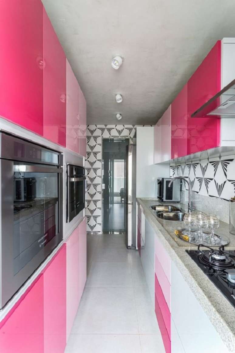 62. Cozinha rosa com azulejo retro preto e branco &ndash; Foto Casa Vogue