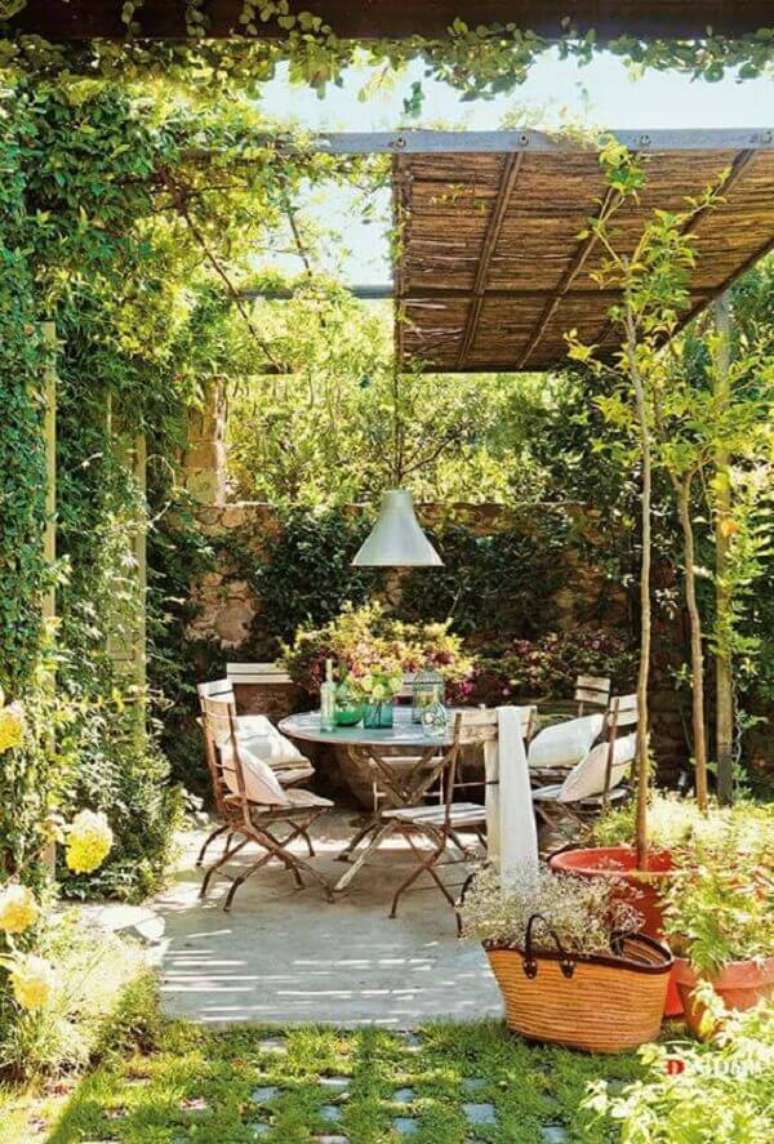 6. Jardim com cobertura para pergolado de bambu &ndash; Foto Decor Facil