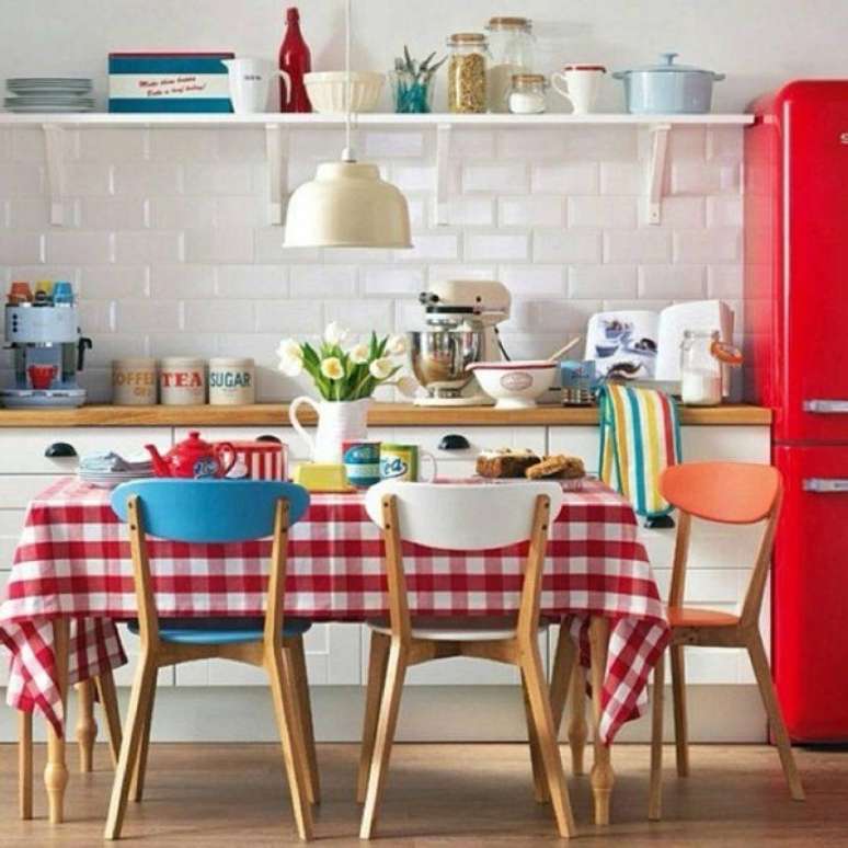 20. Arm&aacute;rio de cozinha retro com geladeira vermelha &ndash; Foto Living Prima