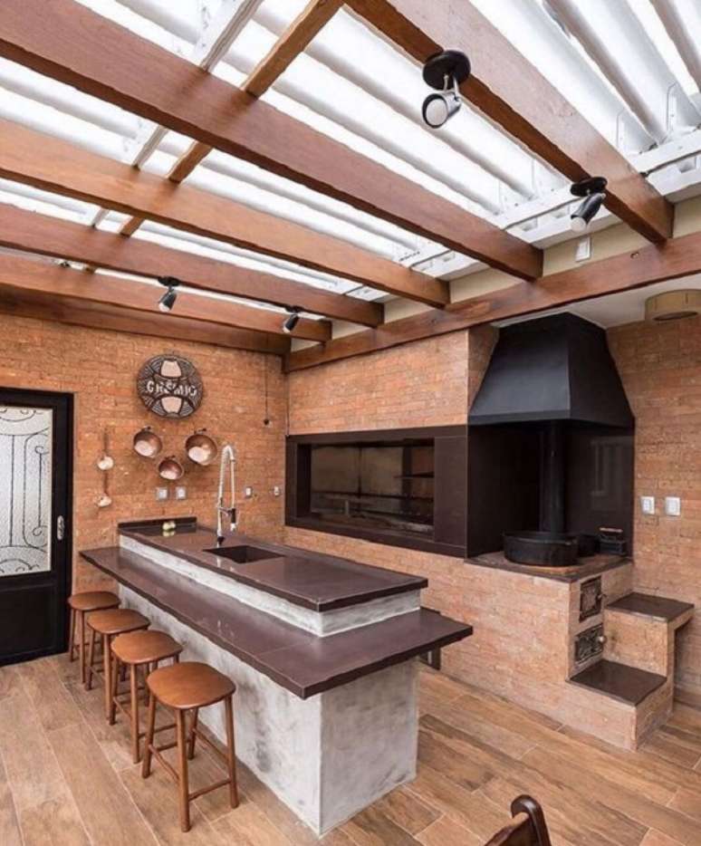 33. Cobertura para pergolado transparente e espa&ccedil;o de churrasqueira &ndash; Foto Arkpad