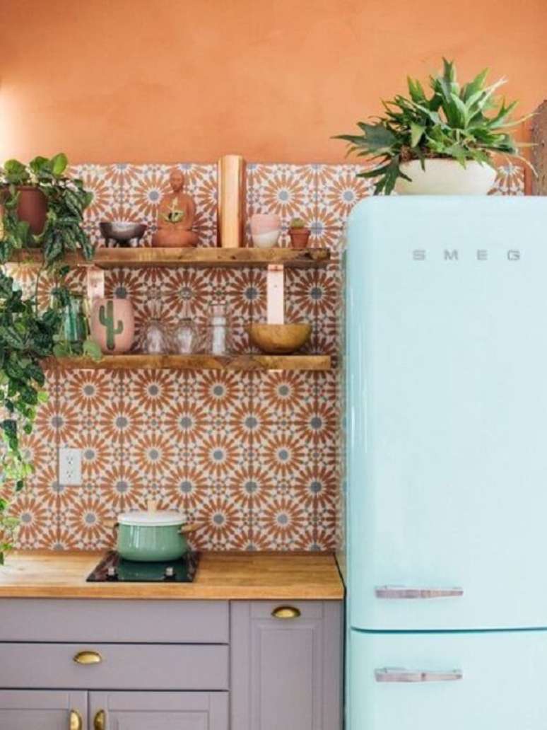 44. Cozinha com adesivo azulejo retro e vintage na cor laranja e azul &ndash; Foto Domino Magazine