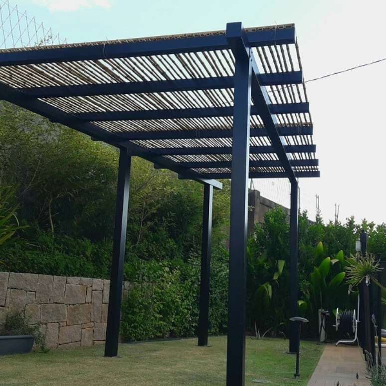 43. Pergolado de ferro com cobertura de bambu &ndash; Foto Sandro Matsuda