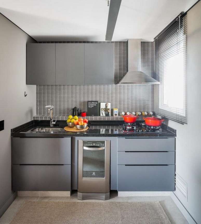 56. Cozinha pequena com armario retro na cor cinza &ndash; Foto Marcala Madureira