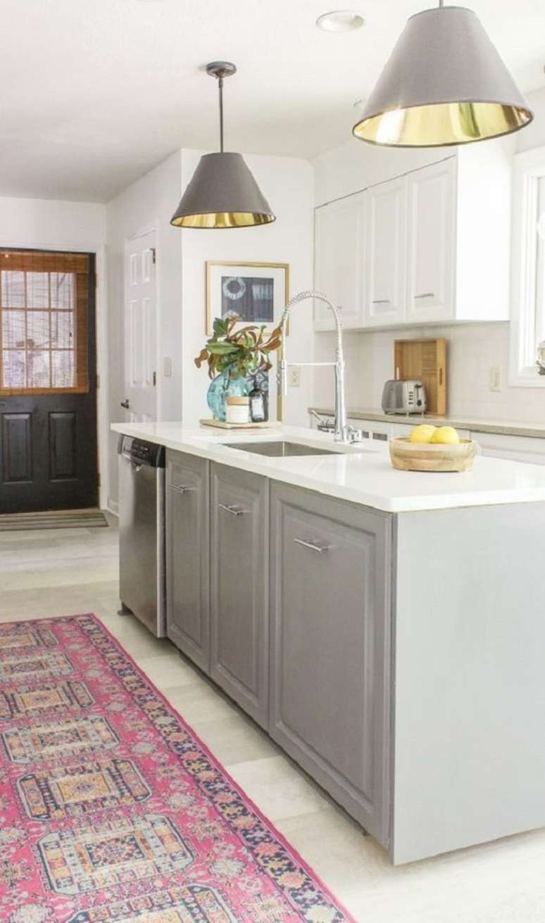 54. Cozinha com silestone branco e arm&aacute;rios cinzas &ndash; Foto Designing Vibes