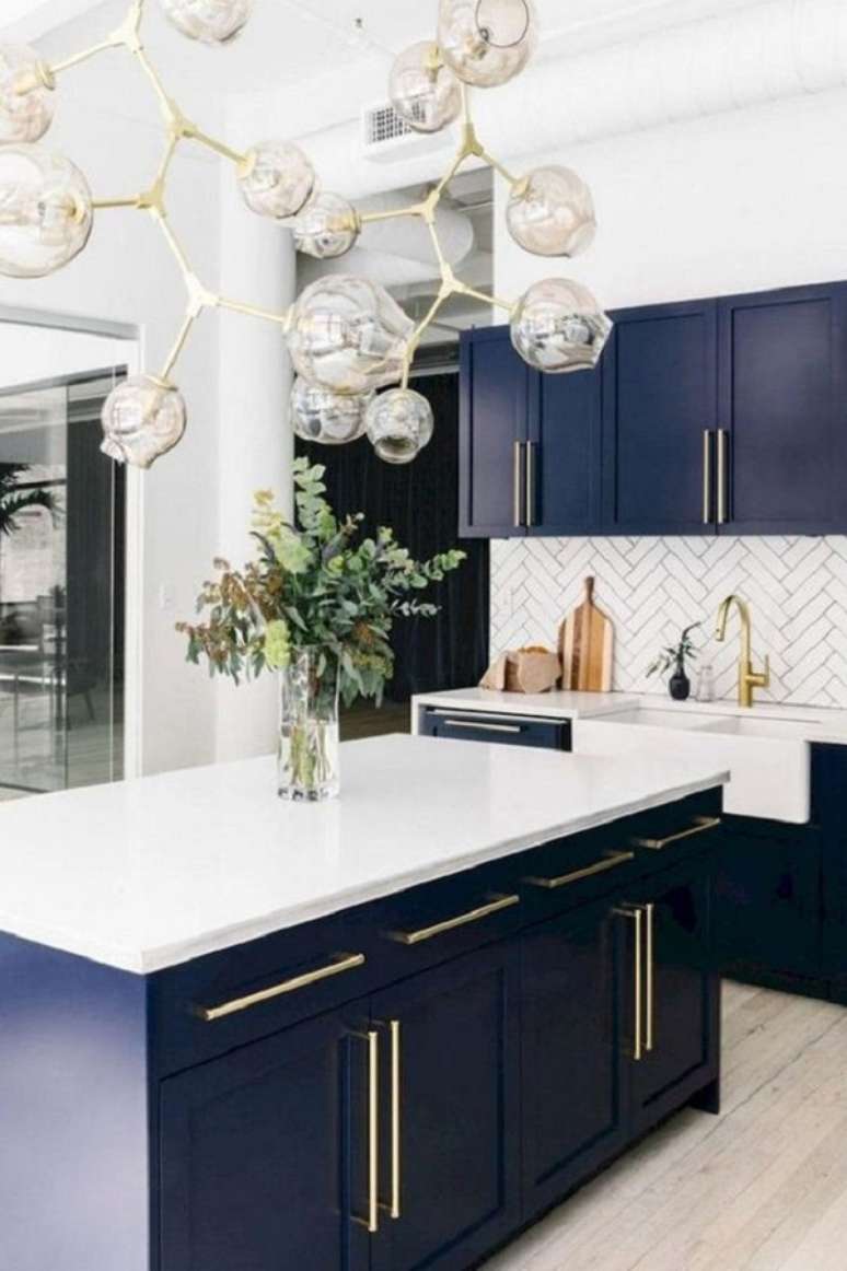 41. Cozinha azul com silestone branco e detalhes em dourado na decora&ccedil;&atilde;o -Foto Vogue