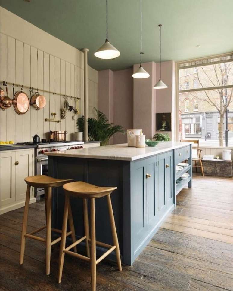 12. Arm&aacute;rio de cozinha retro azul e branco &ndash; Foto Devol Kitchens