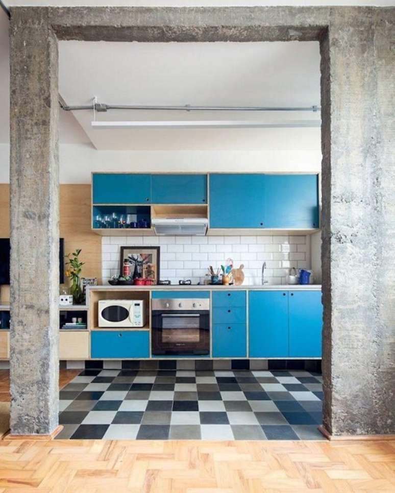 36. Arm&aacute;rio de cozinha retro azul planejado &ndash; Foto Ina Arquitetura