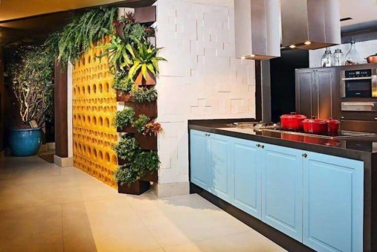 16. Arm&aacute;rio de cozinha retro azul e preto &ndash; Foto Celmar Moveis planejados