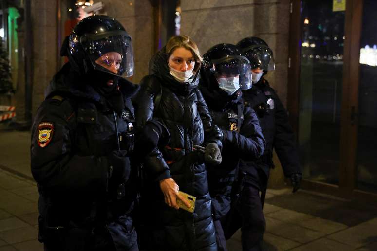 Mulher que participava de protesto é presa na Rússia