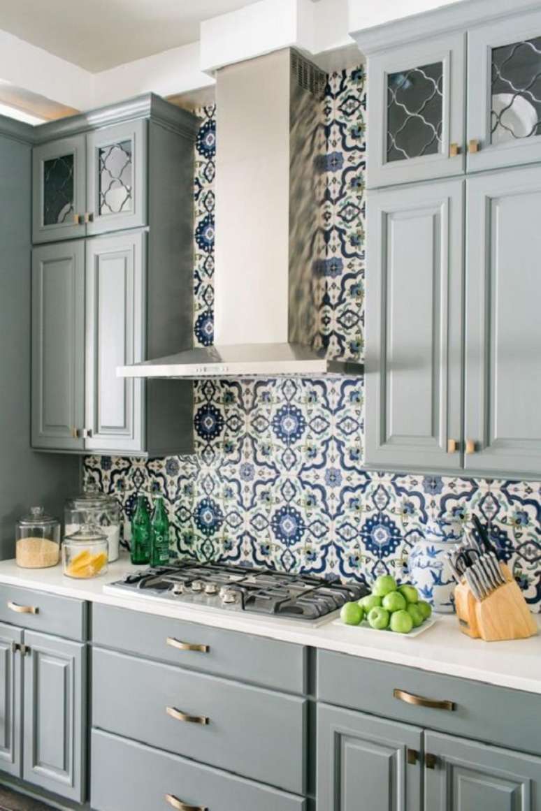37. Azulejo retr&ocirc; na cozinha moderna em tons de azul e cinza &ndash; Foto Dicas de Decora&ccedil;&atilde;o