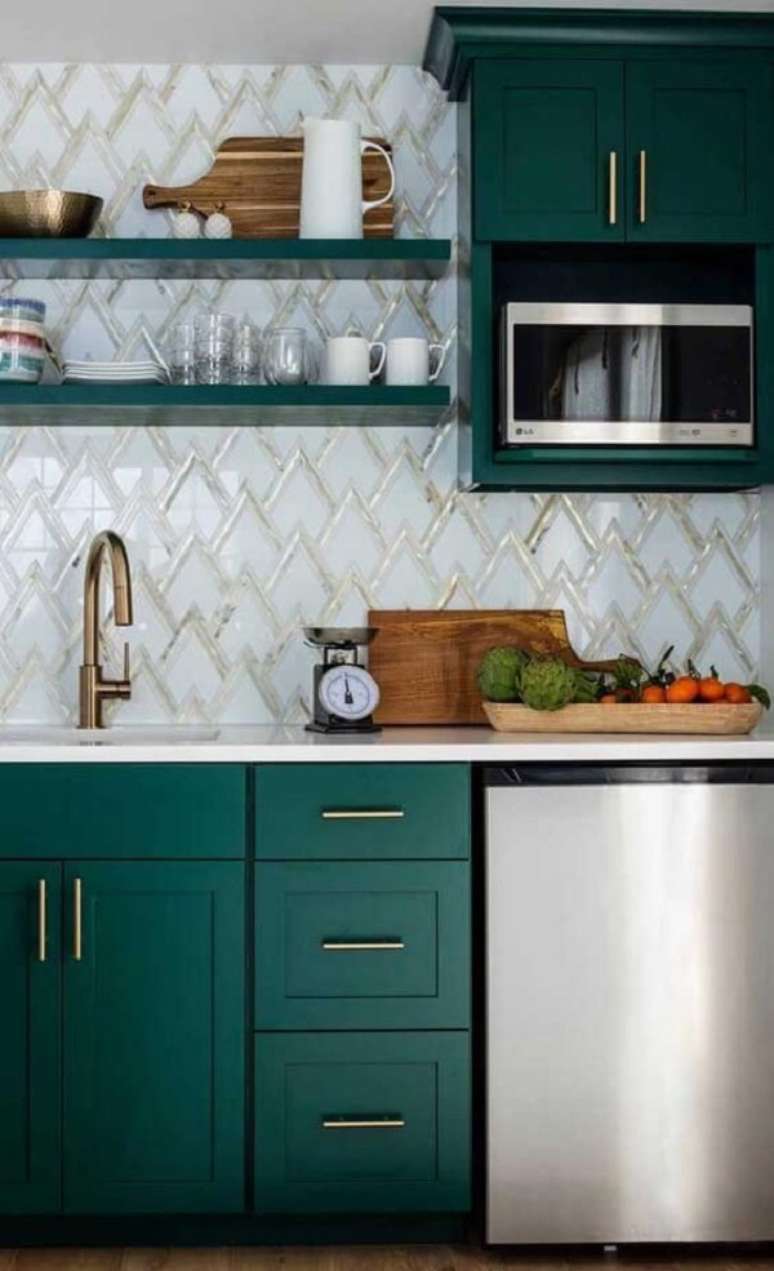 55. Cozinha moderna com porcelanato 3D e arm&aacute;rios verdes &ndash; Foto Revista Vd