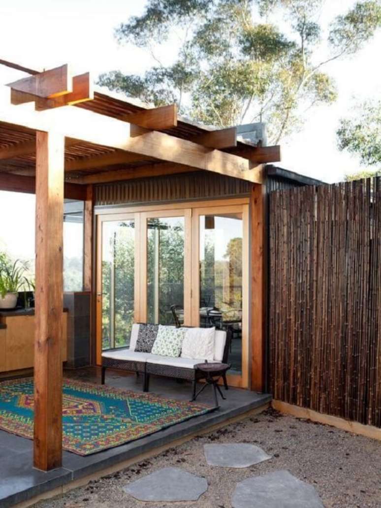 15. &Aacute;rea externa com cobertura para pergolado de bambu e sof&aacute;s confort&aacute;veis &ndash; Foto Dekostile