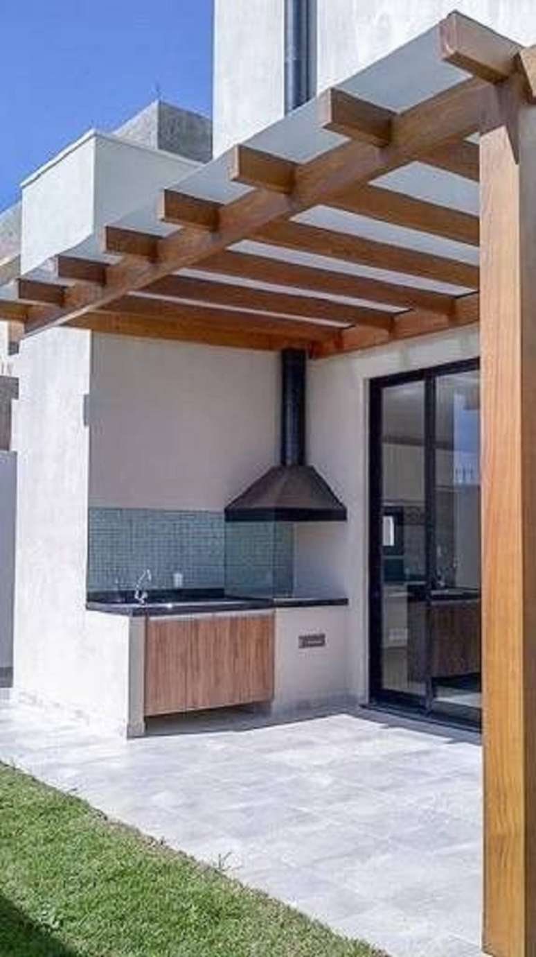 32. Cobertura para pergolado com churrasqueira de vidro para &aacute;rea externa &ndash; Foto Revista Habitare