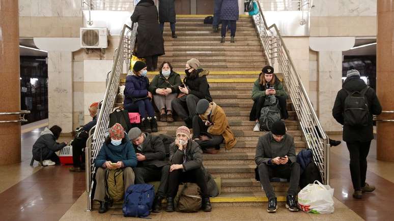 Moradores estão se abrigando em estações de metrô