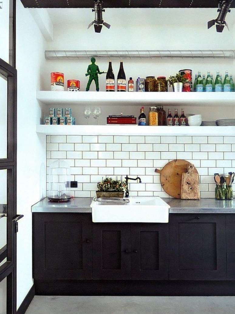 30. Arm&aacute;rio de cozinha retro preto com cuba branca &ndash; Foto Brincks Studio