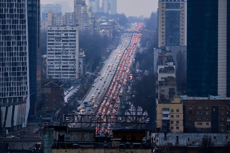 As estradas para sair da capital ficaram congestionadas