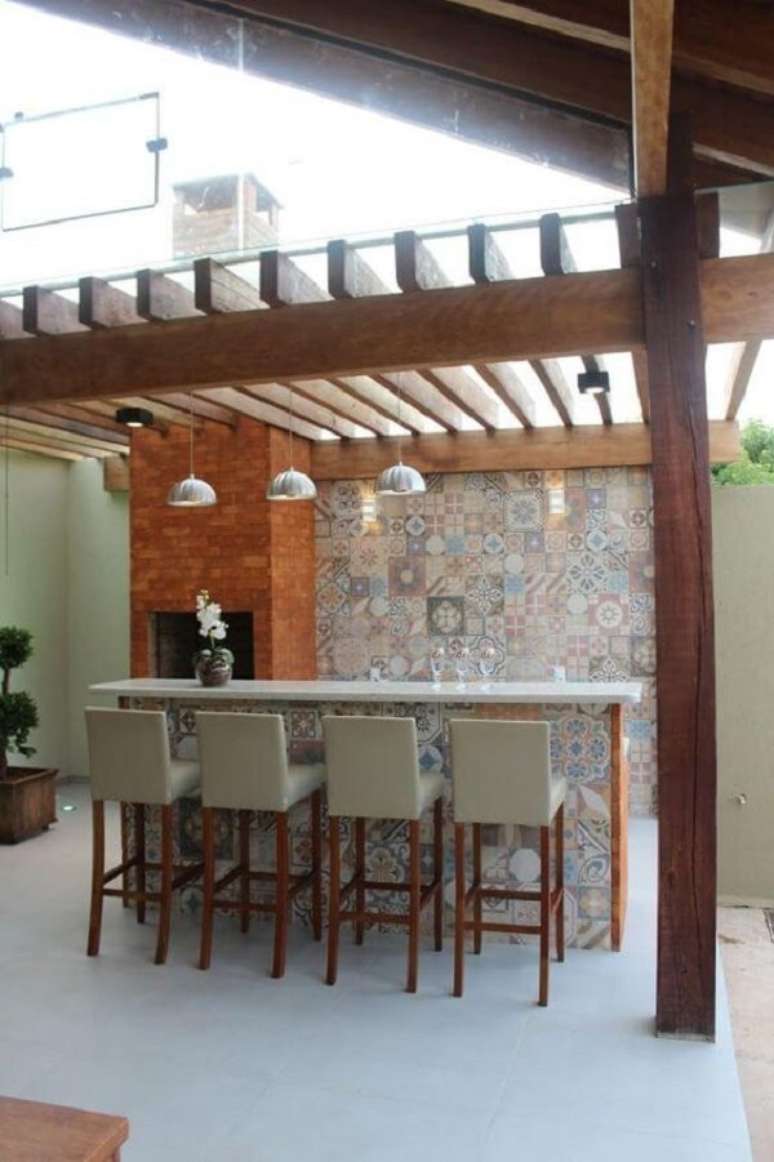 35. Cobertura para pergolado com churrasqueira e revestimento de madeira &ndash; Foto Revista VD