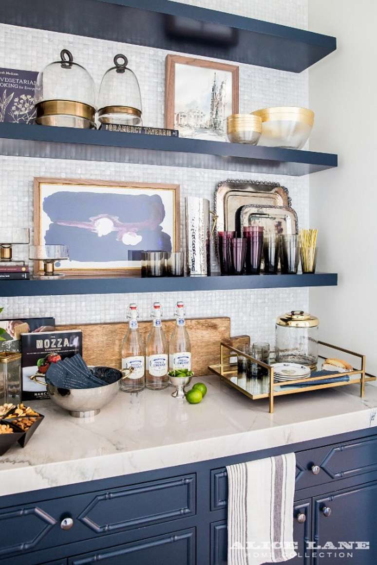 71. Prateleiras com lista de utens&iacute;lios de cozinha estilo retro &ndash; Foto Maria Kiliam