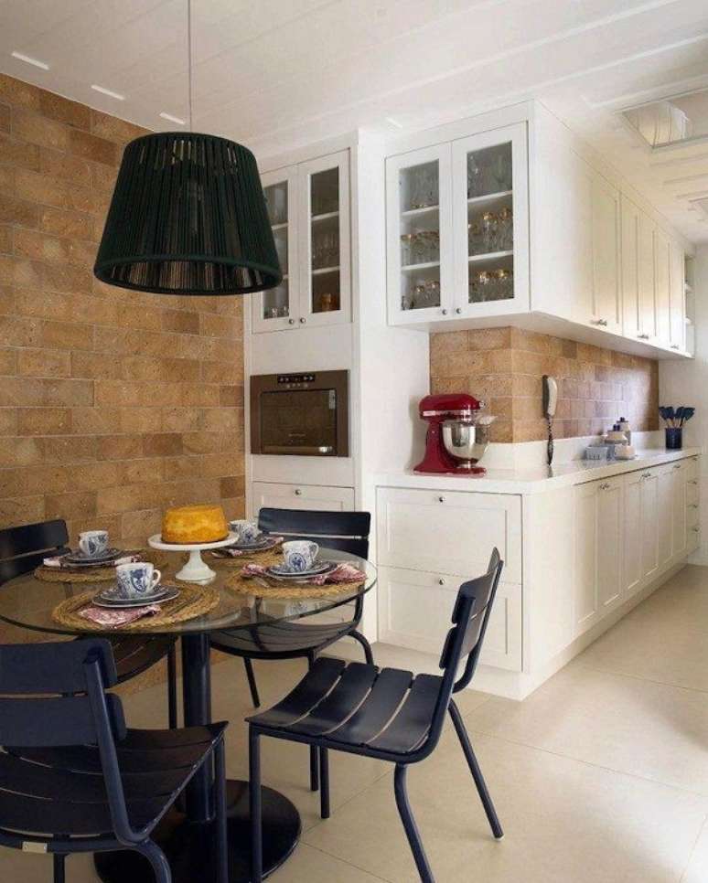 28. Arm&aacute;rio de cozinha retro na cor branca com puxadores redondos &ndash; Foto Babi Teixeira