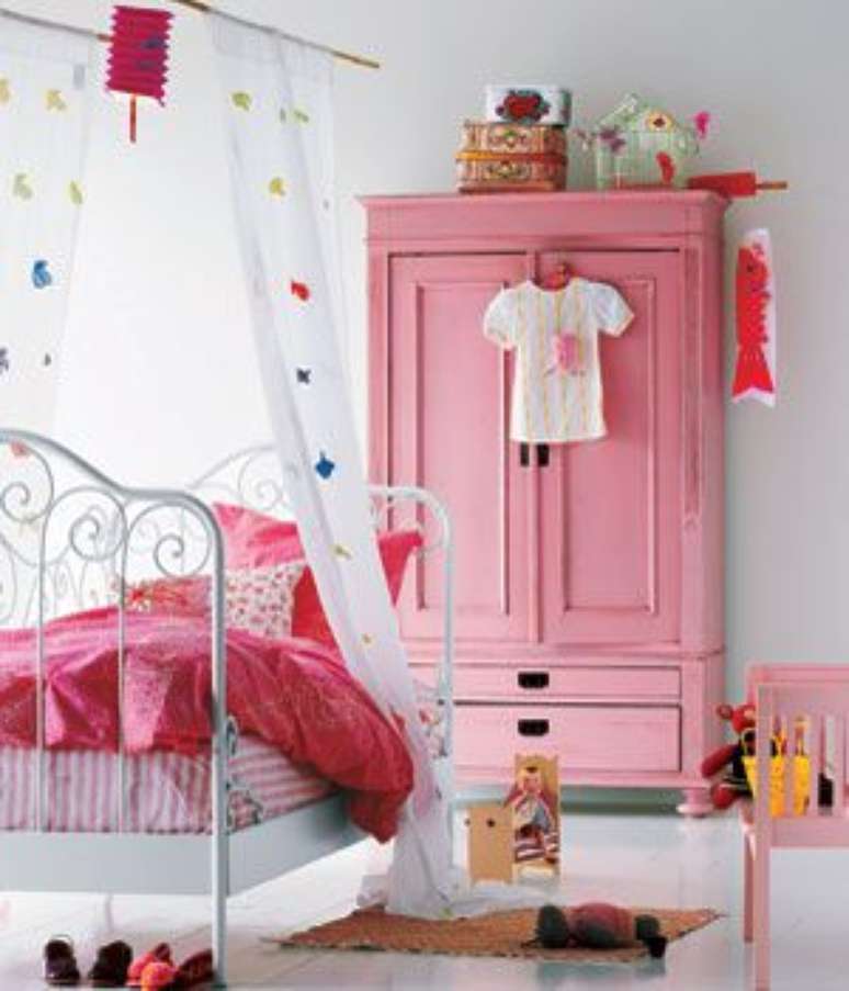 50. Quarto infantil com cama de ferro branca e decora&ccedil;&atilde;o rosa &ndash; Via: Vamos l&aacute; em casa