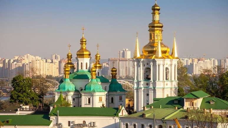 O Kyiv Pechersk Lavra, ou monastério das cavernas, é um marco arquitetônico em Kiev