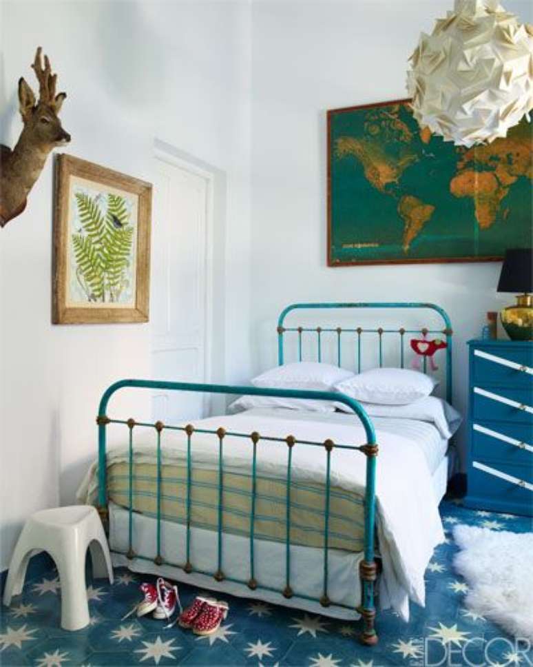 45. Cama de ferro azul no quarto infantil &ndash; Via: Elle Decor