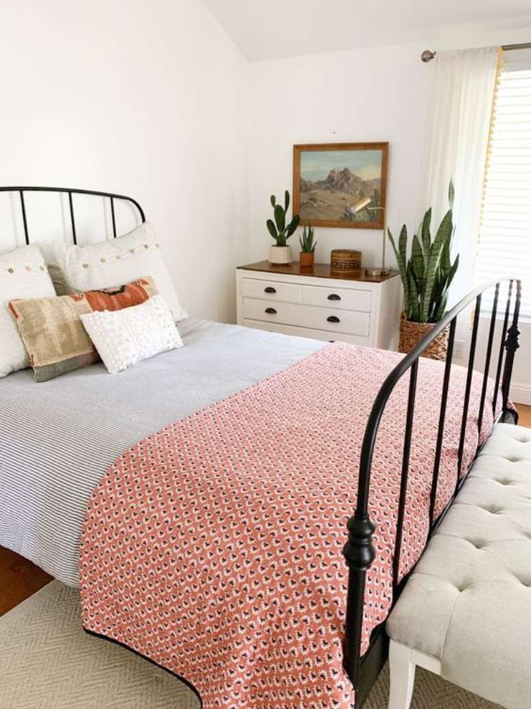 15. Cama de ferro com c&ocirc;moda branca &ndash; Via: A Beautiful Mess