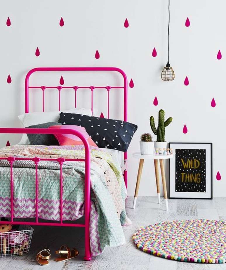 26. Quarto de solteiro cor de rosa com cama infantil &ndash; Via: Pinterest