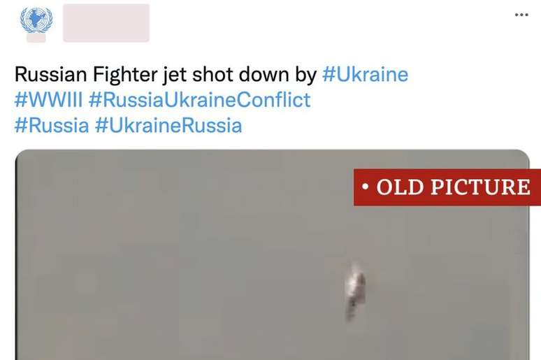 Imagem foi publicada com texto que menciona jato russo sendo abatido sobre a Ucrânia. No entanto, esta filmagem é da Líbia e tem mais de dez anos