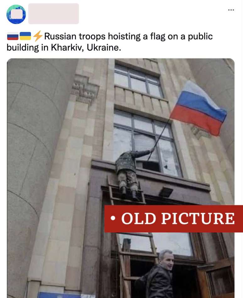 Essa foto é de 2014, mas foi publicada como se fosse uma imagem atual de tropas russas hasteando bandeira no prédio municipal na cidade ucraniana de Kharkiv