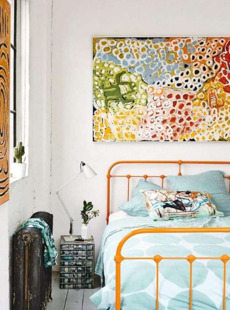 20. Cama de ferro casal amarela em tons vibrantes &ndash; Via: Ravishing in Plaid