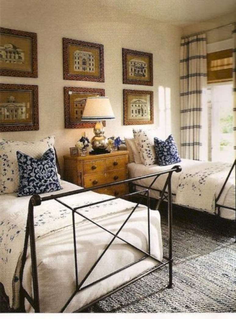 27. Cama de ferro preta no quarto integrado &ndash; Via: Style Ideas