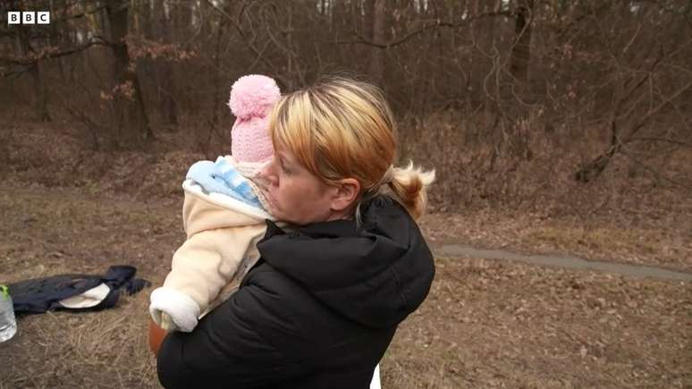 Mulher e bebê de família encontrada pela BBC na beira de estrada, perto de Kiev