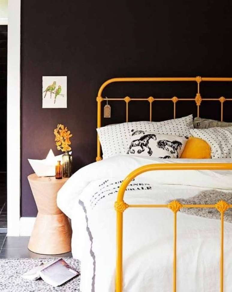 52. Cama de ferro amarelo no quarto moderno &ndash; Via: A casa que minha v&oacute; queria