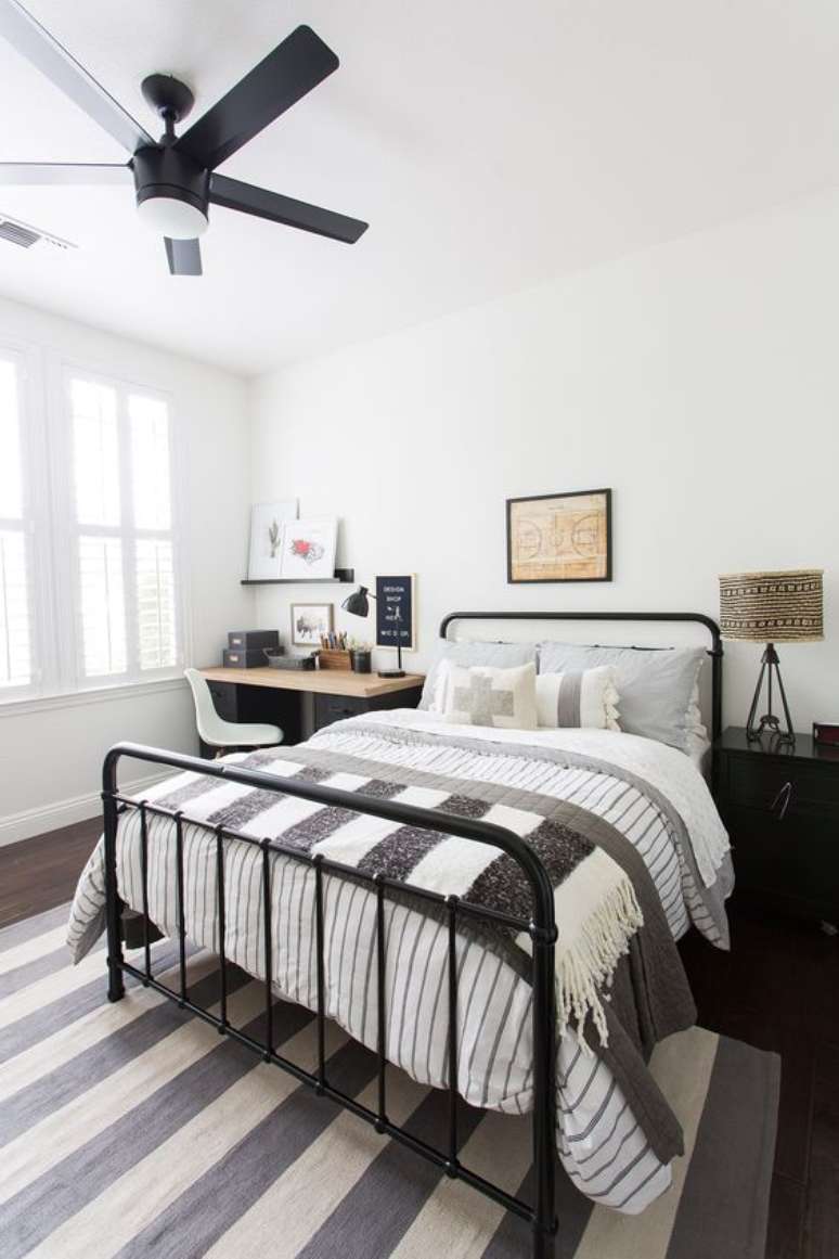 4. Camas de casal de ferro baratas no quarto preto e branco &ndash; Via: Design interiores